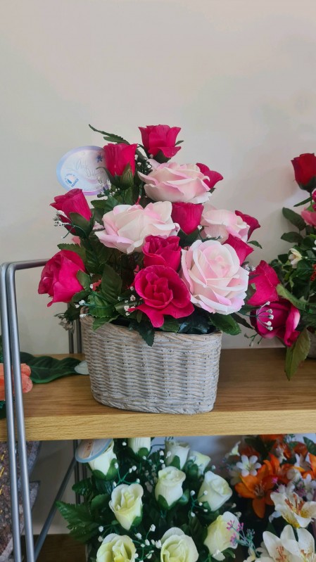 Fleurs artificielles avec un pot aspect béton cœur